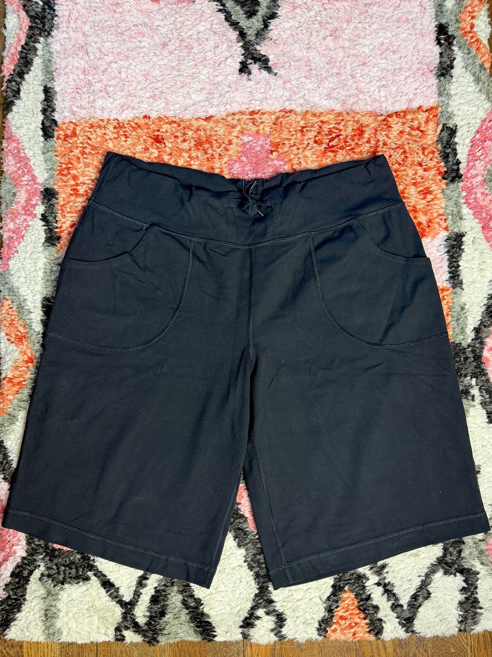 LULULEMON WOMEN’S BE STILL BLACK RELAXED FIT COMFY BERMUDA POCKET SHORTS SZ 10